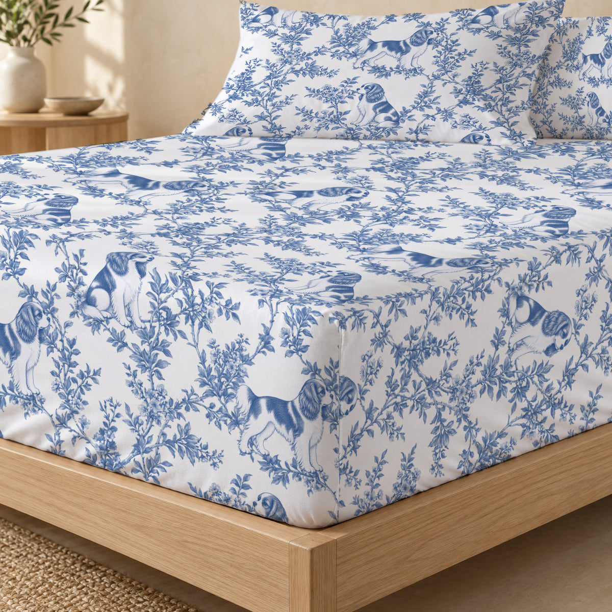 Cavalier King Charles Spaniel toile bedding in Blue — Fitted Corner